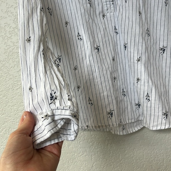 Maurices Long Sleeve Blouse Floral Striped Cotton White and Blue size Medium - Picture 5 of 12